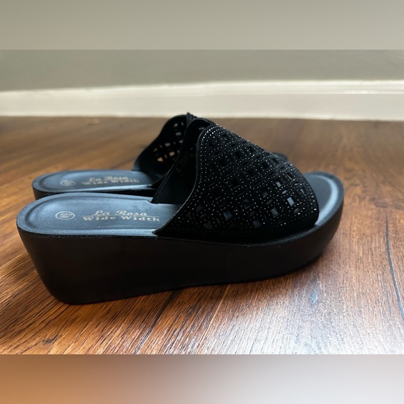 La Rosa Black Wide Width Slip on Open Toe Lazer Cut Sandals Women’s Size 9M - Picture 3 of 9